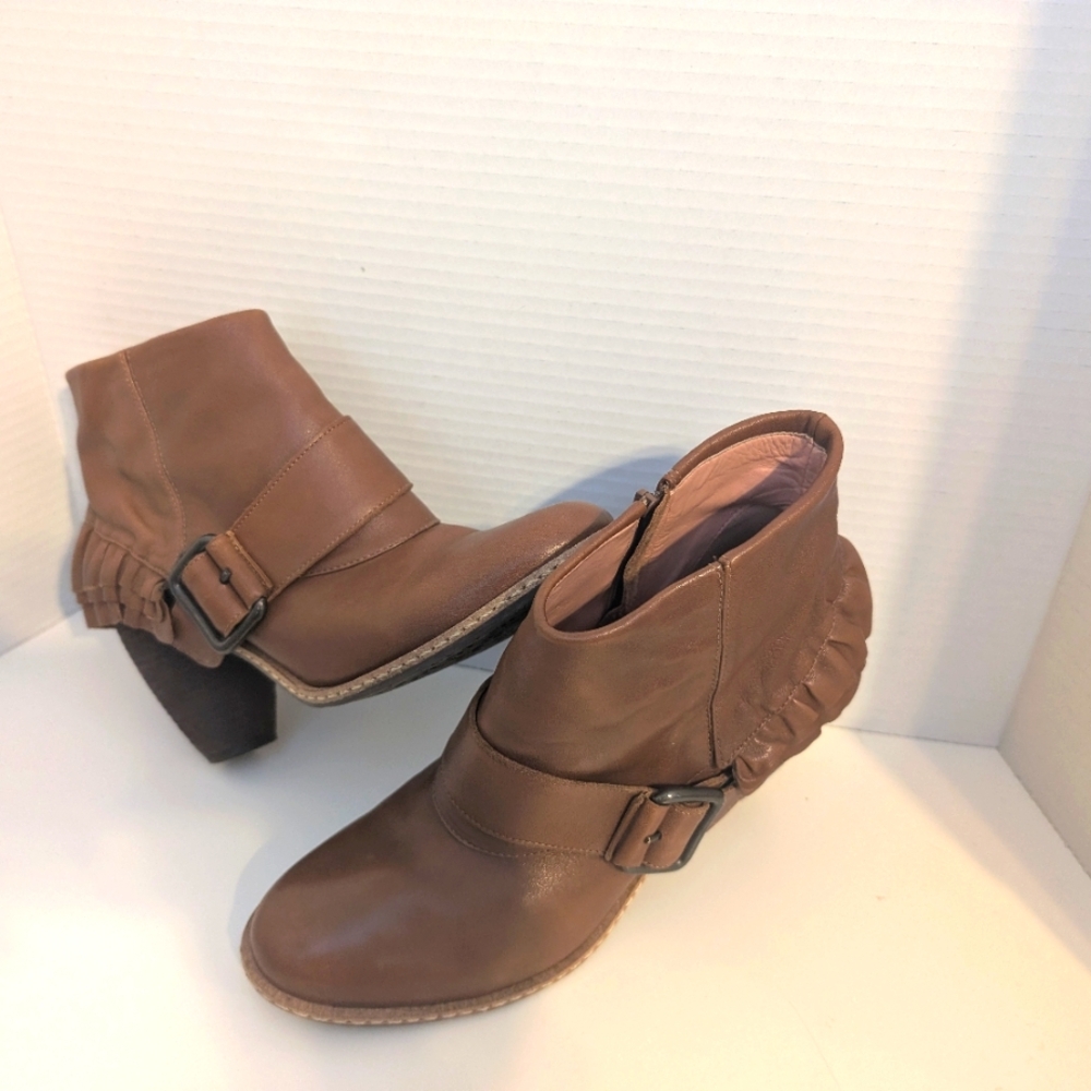 Miss Albright Brown Leather Ruffled Barrel Heeled Women's Ankle Boots Size 8.5
